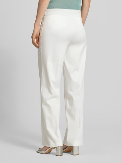 Kobiece model prezentuje Hose mit Bügelfalten und Gesäßtaschen von Betty Barclay, biały bawełniany materiał z domieszką wiskozy, krój wide leg, tylne kieszenie, gładka tekstura, Szerokość w rozmiarze 36: 39 cm, długość nogawki wewnętrznej: 78 cm, widok całej sylwetki od tyłu