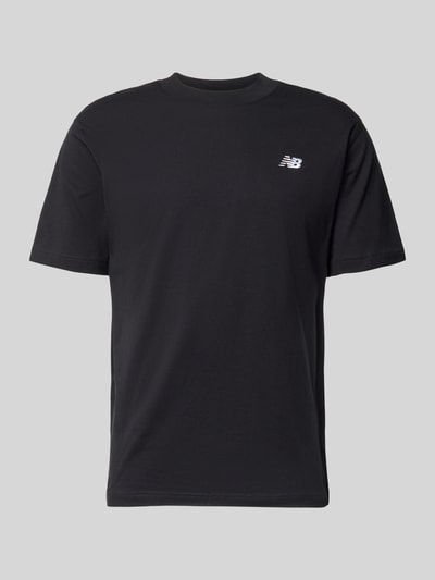Produktfoto, T-Shirt mit Logo und Rundhalsausschnitt von New Balance, czarny kolor, czysta bawełna, krój regular fit, logo, długość tyłu w rozmiarze M: 74 cm