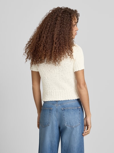 Frauenmodel trägt Slim Fit Cardigan in Strick-Optik Modell 'Sivy' von Topshop aus Reine Baumwolle, cremefarben, Ganzkörperansicht Rückansicht.