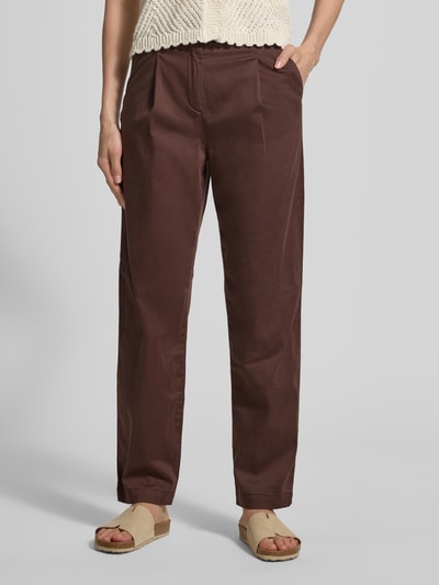 Frauenmodel trägt Chino aus Lyocell-Mix mit Eingrifftaschen von Jake*s Casual, braun, Regular-Fit, glatte Struktur, Nahaufnahme Unterkörper. Bundweite 38 cm, Innenbeinlänge 74 cm bei Größe 36.