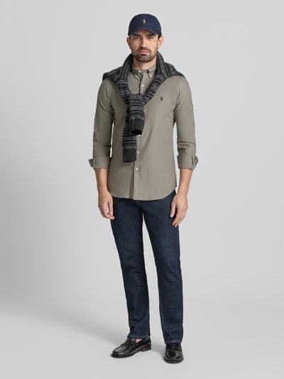 Mannenmodel draagt Freizeithemd mit Label-Stitching van Polo Ralph Lauren in beige, regular fit, katoen-elastaan, voorkant volledig zichtbaar, ganzkörperansicht von vorne.