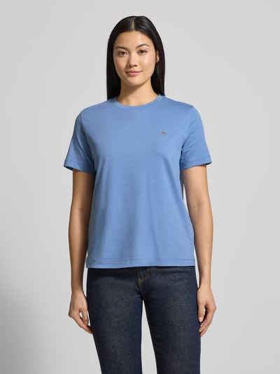 Vrouwenmodel draagt T-shirt mit Label-Stitching und Rundhalsausschnitt van Gant, puur katoen, regular fit, ruglengte maat S 57 cm, geheelopname vooraan.