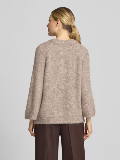 Vrouwenmodel draagt gebreide pullover met Raglanmouwen van FREE/QUENT, Materiaalmix met wol, recht model, ronde hals, ruglengte maat S 54 cm, mouwlengte S 50 cm, zachte beige tint, Ganzkörperansicht Rückansicht.