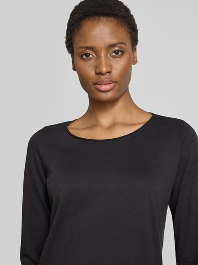 Frauenmodel trägt Regular Fit Longsleeve im Strukturmuster von Smith and Soul, Baumwoll-Mix, schwarz, Nahaufnahme Oberkörper.