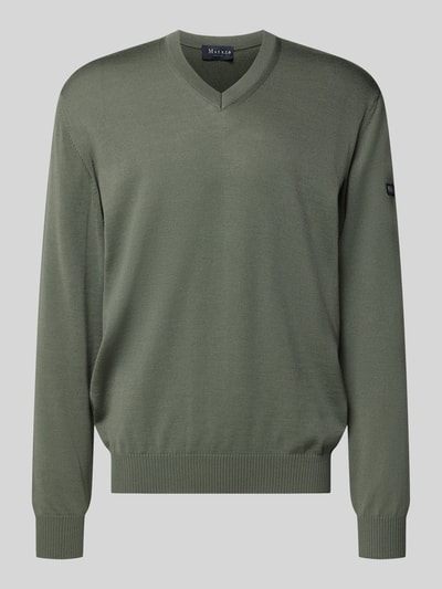 Produktfoto, Strickpullover aus Schurwolle mit V-Ausschnitt von MAERZ Muenchen, zuivere scheerwol, regular fit, labeldetail, olijfgroen, fijne textuur