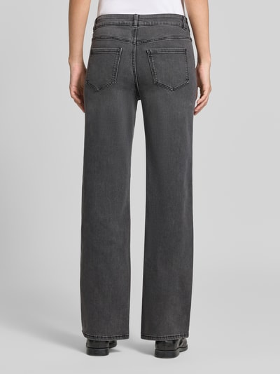 Frauenmodel trägt Wide Leg Jeans im 5-Pocket-Design von Christian Berg Woman in Grau, sichtbarer Baumwoll-Mix, Rückansicht Ganzkörperansicht. Bundweite und Innenbeinlänge laut Größe 36/32.
