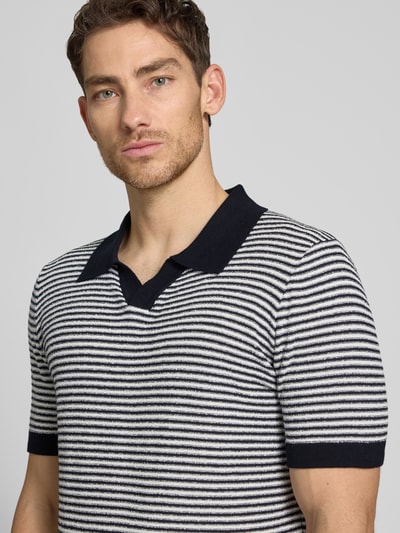 Männermodel trägt Regular Fit Poloshirt mit V-Ausschnitt Modell 'RIANO' von CINQUE im Baumwoll-Mix, Nahaufnahme Oberkörper.
