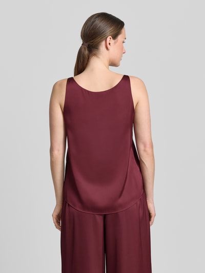 Frauenmodel trägt Regular Fit Top aus Satin von V by Vera Mont in Dunkelrot, ärmellos, V-Ausschnitt, glatte Textur, Ganzkörperansicht Rückansicht. Rückenlänge bei Größe 36: 54 cm.