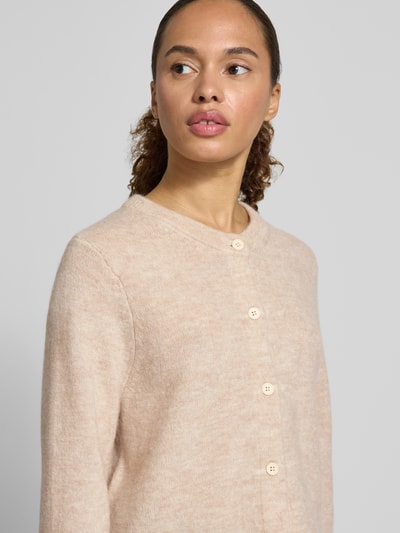 Kobiece model prezentuje Regular Fit Strickjacke aus Woll-Mix mit Alpaka-Anteil Modell 'LULU NEW' von Selected Femme, efekt: jednolity kolor, krój regular fit, listwa guzikowa, dekolt okrągły, rękaw: długi, zakończenie: prążkowane, wykończenie materiału: dzianina, materiał: mieszanka wełny, kolor jasnobeżowy, zbliżenie na górną część ciała.