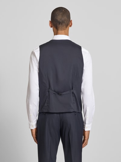 Männermodel trägt bodywarmer met V-hals en knoopsluiting, model 'Totti' van CINQUE, materiaalmix met scheerwol, regular fit, ruglengte bij maat 50: 58 cm, Ganzkörperansicht Rückansicht.