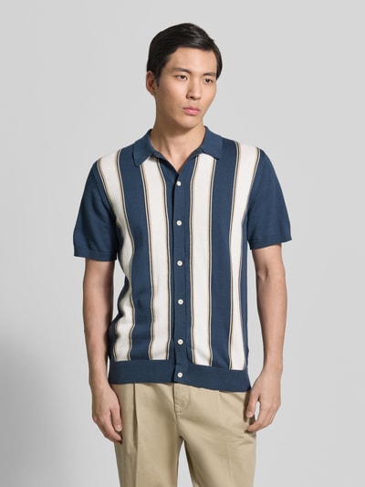 Mannelijk model draagt Polo-Cardigan met 1/2-Arm van Lindbergh van puur katoen, regular fit, knoopsluiting, vooraanzicht bovenlichaam