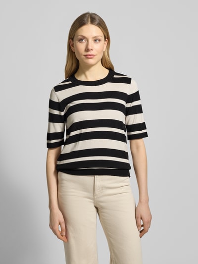 Frauenmodel trägt Strickshirt mit Rundhalsausschnitt und Label-Detail von More & More, Viskose-Elasthan-Mix, schwarze und cremefarbene Streifen, Regular Fit, Ganzkörperansicht von vorne.