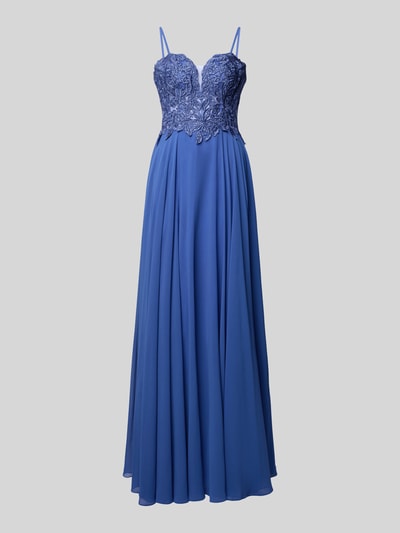 Produktfoto, Abendkleid mit floraler Spitze von Mascara, niebieski, dopasowany krój, sercowy dekolt, koronkowa góra z aplikacjami, kamienie ozdobne, bez rękawów, cienkie ramiączka, długość maxi, kryty zamek, podszewka nieprześwitująca, długość tyłu w rozmiarze 36: 139 cm, szerokość w rozmiarze 36: 34 cm.