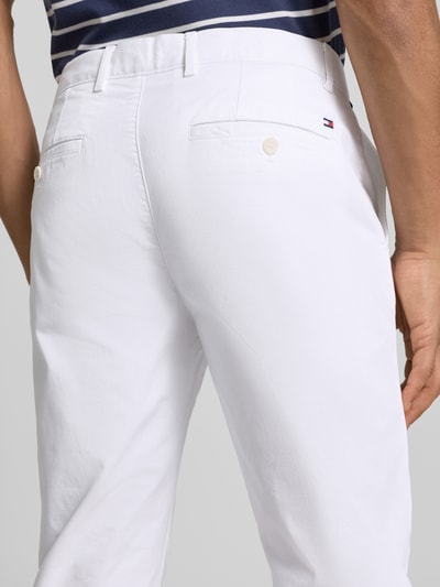 Männermodel trägt Slim Fit Chino aus Baumwoll-Mix von Tommy Hilfiger, Optik: Unifarben, Logo-Patch, Detailaufnahme Rückansicht.