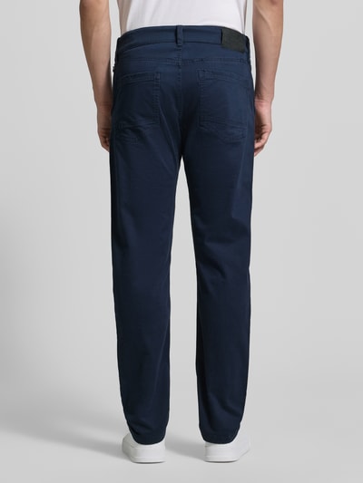 Mężczyzna model nosi Regular Fit Chino aus Baumwoll-Mix von s.Oliver RED LABEL, efekt: jednolity kolor, naszywka z logo, krój regular fit, średni stan, szlufki na pasek, zapięcie na guzik i zakryty zamek błyskawiczny, 5 kieszeni, ukryta kieszeń zapinana na zamek błyskawiczny, mieszanka bawełny, Ganzkörperansicht Rückansicht.