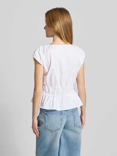 Frauenmodel trägt Peplum Top mit V-Ausschnitt von Gina Tricot aus Reine Baumwolle, Körpernaher-Schnitt, Rückenlänge 50 cm, Ganzkörperansicht Rückansicht.