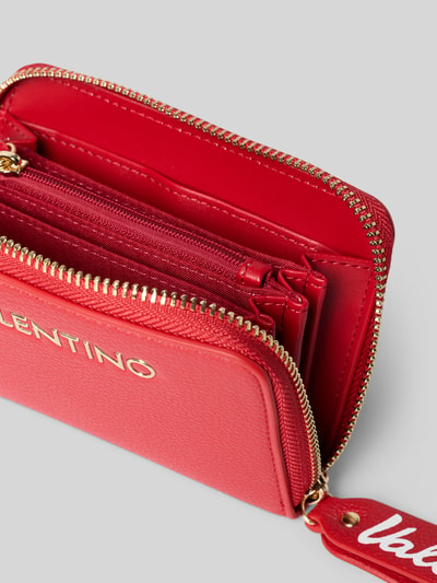 Produktfoto, Portemonnaie in Leder-Optik Modell 'Ryta' von VALENTINO BAGS in kräftigem Rot mit goldfarbenem Logo und Reißverschlüssen, geteilt, Nahaufnahme.