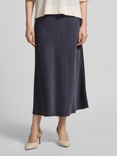 Frauenmodel trägt Midirock in schimmerndem Design von comma, dunkelblau, gerader Schnitt, Material-Mix mit Viskose, Nahaufnahme Unterkörper.