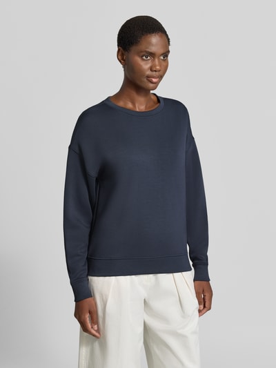 Frauenmodel trägt Relaxed Fit Sweatshirt mit elastischen Abschlüssen von MSCH Copenhagen, dunkelblau, glatte Textur, Ganzkörperansicht von vorne.