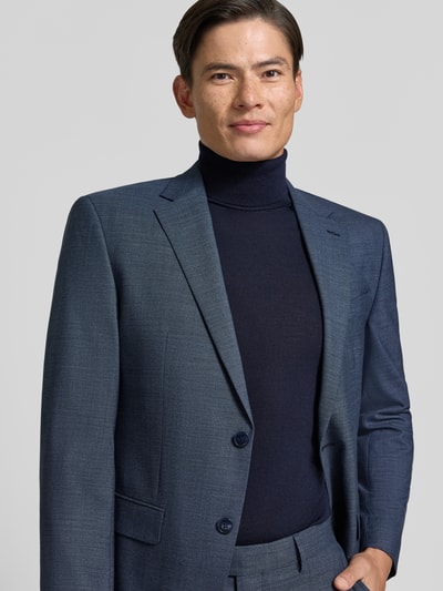 Męski model nosi Slim Fit Anzug aus Schurwoll-Mix von HECHTER PARIS, kolor granatowy, drobna tekstura, Nahaufnahme Oberkörper. Szerokość w rozmiarze 50: 45 cm, Długość tyłu: 75 cm, Szerokość ramion: 40 cm, Długość rękawów: 64 cm, Długość wewnętrzna nogawki: 58 cm, Kołnierz z połami, Kieszenie z patką, kanty, zapięcie na guzik i zamek błyskawiczny.