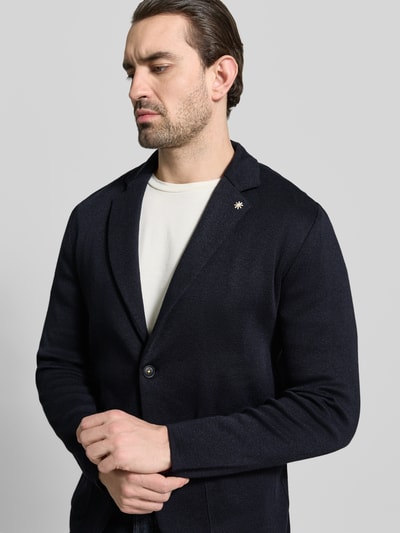Männermodel trägt Slim Fit 2-knoops colbert met reverskraag van Manuel Ritz, puur katoen, opgestikte zakken, nahaufnahme van bovenlichaam.
