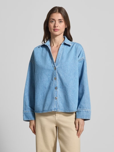 Vrouwenmodel draagt jeansblouse met oversneden schouders van comma, katoenmix, loose fit, kentkraag, v-hals, knoopsluiting, kimonomouwen, frontaal bovenlichaam close-up.