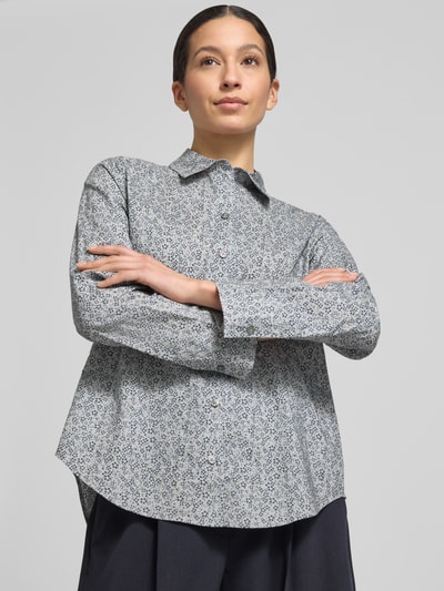 Frauenmodel trägt Regular Fit Hemdbluse aus reiner Baumwolle von Marc O’Polo mit Allover-Muster und Hemdblusenkragen, Ganzkörperansicht von vorne.