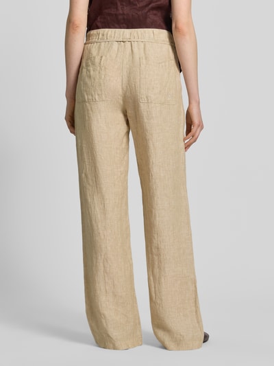 Frauenmodel trägt Leinenhose mit Bindegürtel Modell 'Chiara Belt' von MAC, Wide-Leg-Pants aus Reine Leinen, Ganzkörperansicht Rückansicht.