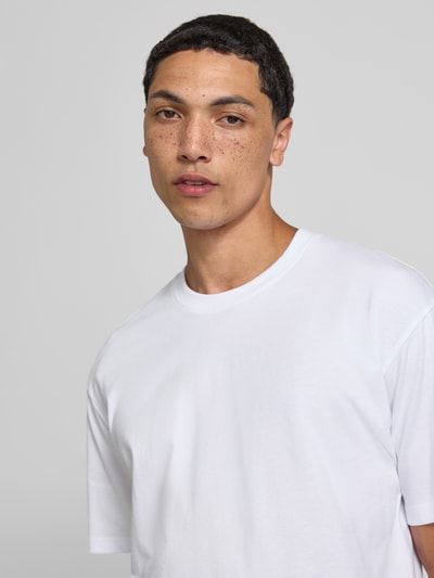 Männermodel trägt Regular Fit T-Shirt mit Rundhalsausschnitt von Jack & Jones aus Reine Baumwolle, weiße Farbe, Nahaufnahme Oberkörper. Herren T-Shirt mit 1/2-Arm, Rückenlänge bei Größe M 70 cm.