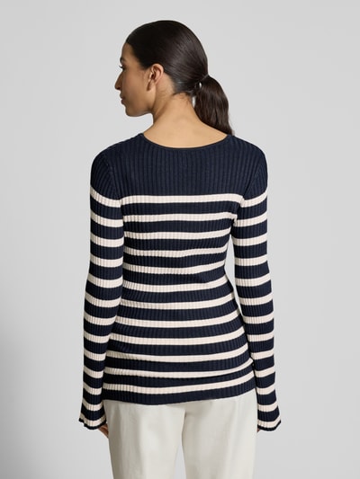 Modelka nosi Strickpullover mit Rundhalsausschnitt Modell 'DOLLIE' od Soyaconcept, dzianina w paski, krój slim fit, mieszanka wiskozy, widok całej sylwetki z tyłu.