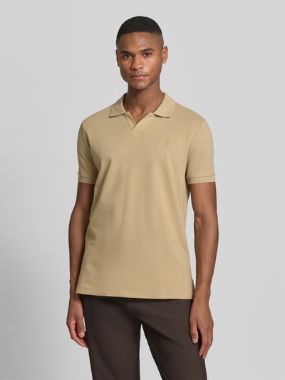 Męski model nosi Slim Fit Poloshirt aus Baumwoll-Mix von Polo Ralph Lauren, jednolity kolor, detal z logo, krój slim fit, pika, mieszanka bawełny, kołnierzyk polo, dekolt w serek, bez zapięcia, krótki rękaw, prążkowane zakończenie rękawów, rozcięcia po bokach, asymetryczny dół; zdjęcie całej sylwetki z przodu