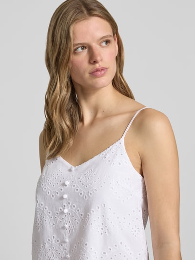 Frauenmodel trägt Regular Fit Blusentop aus reiner Baumwolle Modell 'VILDE' von Pieces, Optik: Unifarben, Lochstickerei, Nahaufnahme Oberkörper.