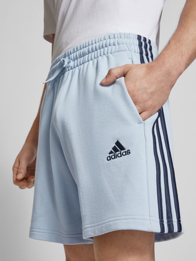 ADIDAS SPORTSWEAR Szorty z dzianiny dresowej o kroju regular fit z wyhaftowanym logo Jasnoniebieski 3