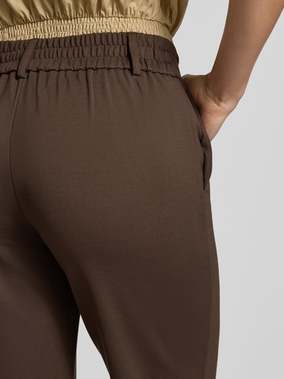 Frauenmodel trägt Regular Fit Weite Hose aus Viskose-Mix Modell 'POPTRASH' von ONLY, braune Farbe, Detailaufnahme, Damen Weite Hose von ONLY.