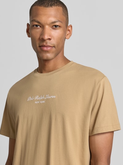 Mannelijk model draagt Regular Fit t-shirt uit puur katoen van Polo Ralph Lauren in beige, gladde textuur, Nahaufnahme Oberkörper.