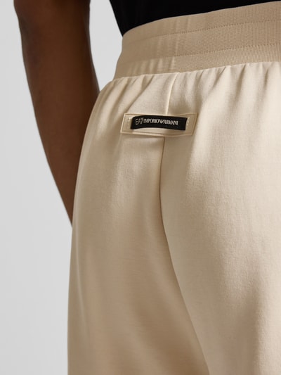 Mannelijk model draagt Shorts met elastische tailleband van EA7 Emporio Armani, regular fit, katoenmix, detailopname achterkant.