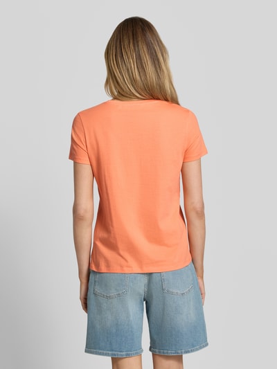 Vrouwenmodel draagt Regular Fit T-shirt uit puur katoen van Tom Tailor Denim, look: effen, motiefstitching, korte mouw, ronde hals, Ganzlichaamsaanzicht rug.