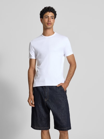 Männermodel trägt T-Shirt in Feinripp mit Rundhalsausschnitt von REVIEW in Weiß, Baumwoll-Mix mit Stretch-Anteil, Slim-Fit, Label-Detail, Ganzkörperansicht von vorne.