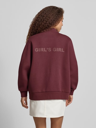 Frauenmodel trägt Bomberjacke mit seitlichen Eingrifftaschen Modell 'Niva' von OH APRIL aus Baumwoll-Mix, Loose-Fit, Rückenansicht Ganzkörperansicht.