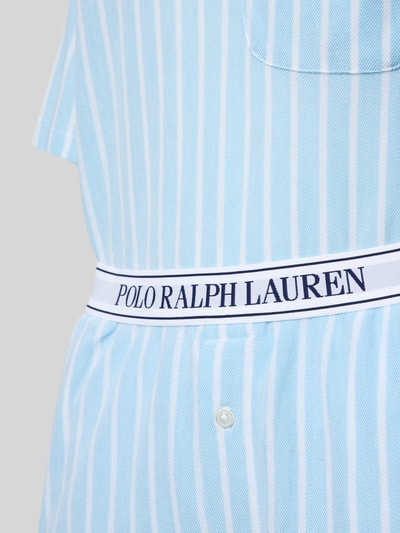 Frauenmodel trägt Relaxed Fit Pyjama aus Baumwoll-Modal-Mix von Polo Ralph Lauren, mehrfarbig, gestreift, Logo-Stitching, Nahaufnahme Oberkörper.
