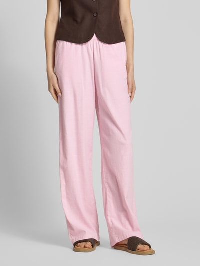 Frauenmodel trägt Wide Leg Pants mit elastischem Bund Modell 'ELLA' von JJXX, rosa Farbton, Baumwoll-Leinen-Mix, Ganzkörperansicht von vorne.