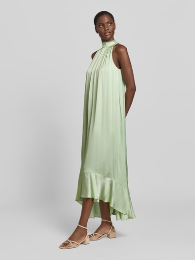 Frauenmodel trägt Relaxed Fit Abendkleid aus reiner Viskose Modell 'C_DAIRA' von BOSS Orange in uni Mintgrün, Satinstruktur, Ganzkörperansicht von vorne.