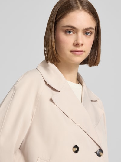 Frauenmodel trägt Regular Fit Trenchcoat mit breitem Reverskragen Modell 'SCARLETT' von Pieces, Optik: Unifarben, Nahaufnahme Oberkörper.