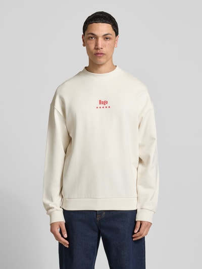 Männermodel trägt Regular Fit Sweatshirt mit Happy Hugo Print von Hugo Blue, mehrfarbig, Rundhals, reine Baumwolle, Ganzkörperansicht von vorne.