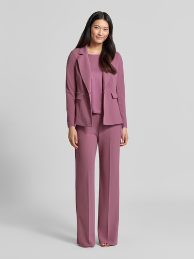 Vrouwenmodel draagt Blazer met Reverskraag van Rinascimento in roze, elastische materiaalmix, getailleerd, knoopsluiting, klepzakken, ruglengte bij maat S 63 cm, voorkant volledige lichaamsopname.