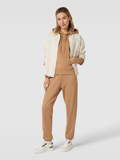 DKNY PERFORMANCE Bluza z kapturem i kieszenią kangurką Camel 1