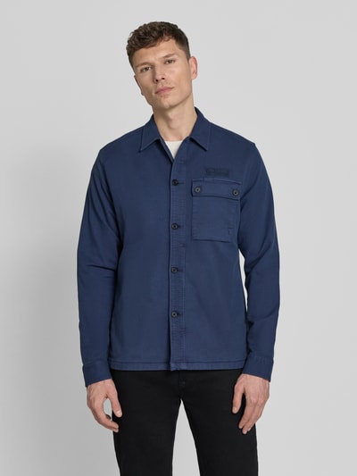 Männermodel trägt Regular Fit Hemdjacke mit Kentkragen und Label-Stitching von PME Legend, Baumwoll-Lyocell-Mix, Brusttasche, Ganzkörperansicht von vorne