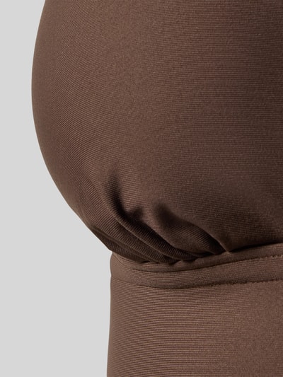 Frauenmodel trägt Bikini-Oberteil im Allover-Look von Jake*s Casual in Braun mit feiner Struktur, Material-Mix mit Stretch-Anteil, Nahaufnahme Oberkörper.
