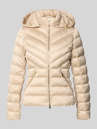 Produktfoto, beigefarbene Taillierte Steppjacke mit Zweiwege-Reißverschluss Modell 'ANYA' von Beaumont Amsterdam, glänzende Oberfläche, sichtbare Steppnähte, Kapuze mit Tunnelzug, Damen Steppjacke im taillierten Schnitt, strukturierte Textur.