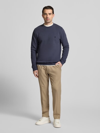 Mannelijk model draagt Regular Fit Sweatshirt aus reiner Bio Baumwolle Modell 'BAARO FLEECE' van Armedangels in effen donkerblauw, ronde hals, lange mouwen met geribde boorden, materiaal van pure biologische katoen; volledige lichaamsaanzicht van voren.